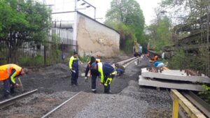 Zamestnanci Koľajových a dopravných stavieb s.r.o. Košice pri pokládke a montovaní poslednej časti koľaje na opravovanom úseku. Foto: P. Krajan