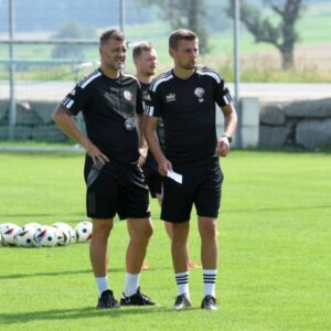 Vladimírovi Cifraničovi (vľavo) pomáha v novom prostredí najmä jeho asistent Štefan Markulík. Kam privedú Podbrezovú v novej sezóne? Foto: FK ŽP