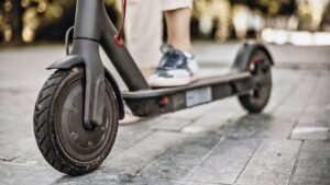 Po novom musíte mať uzatvorené povinné zmluvné poistenie aj na elektrické kolobežky či segwaye. Ilustračné foto: shutterstock.com