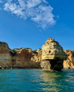 Aj takéto prírodné krásy ponúka portugalské Algarve. Foto: A. M. Ridzoňová