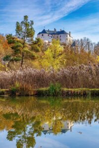 Hrad Ľupča v odraze pokojnej hladiny hradného rybníka s nádychom jesenných farieb. Foto: R. Bries